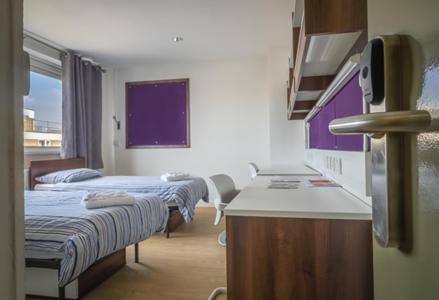 Standard Large Twin Room with Shared Bathroom image 2