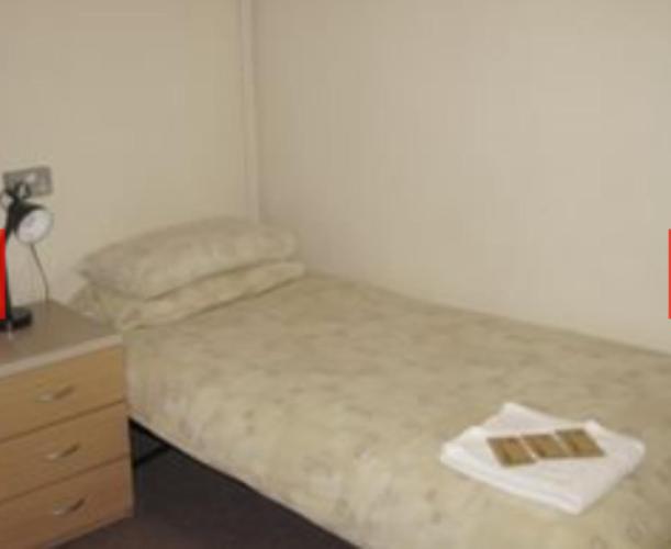 Basic Single Room with Shared Bathroom image 1