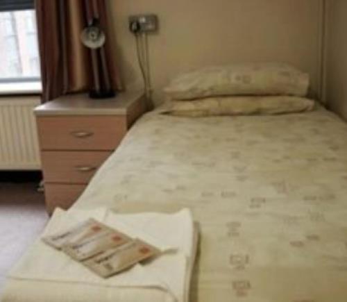 Basic Single Room with Shared Bathroom image 2