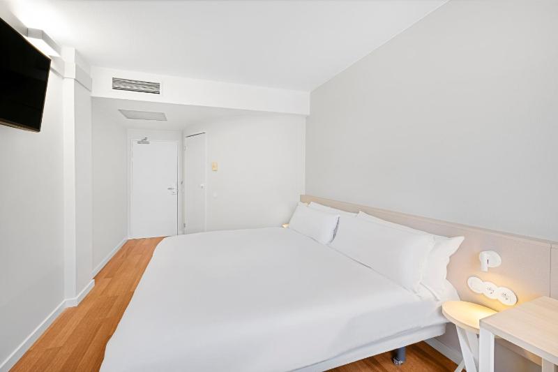 Double Room image 3