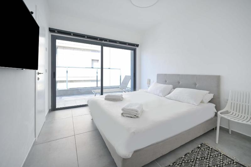 Modern 3 BR Penthouse with Jacuzzi in Rothschild Blvd by HolyGuest - image 5