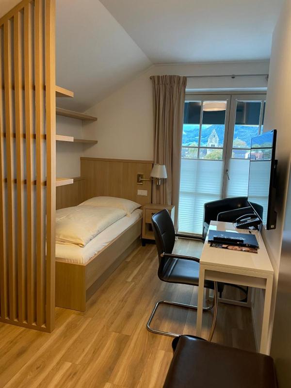 Budget Single Room - mansard image 2