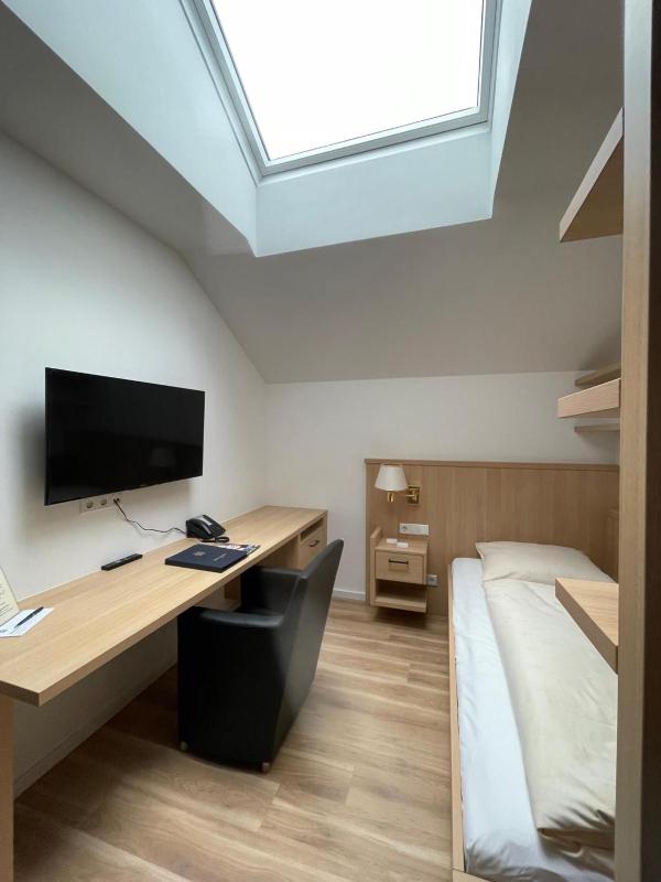 Budget Single Room - mansard image 1