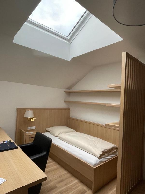 Budget Single Room - mansard image 3