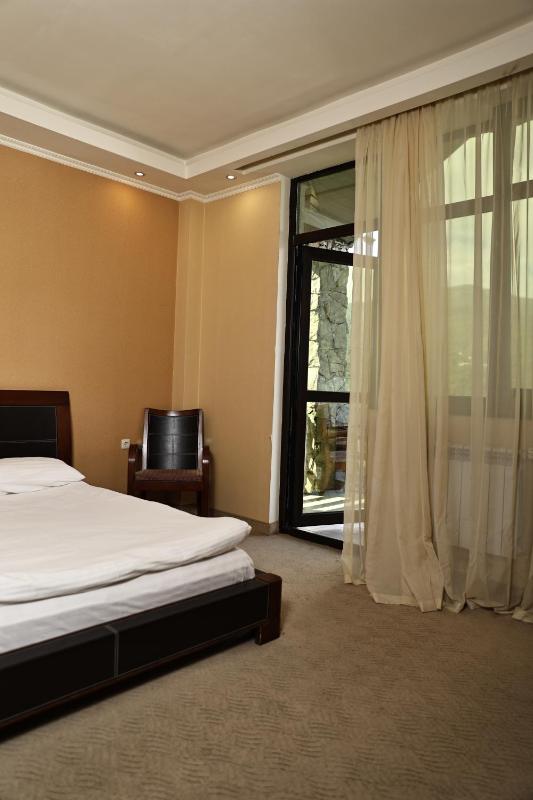 Deluxe Double Room with Balcony image 3