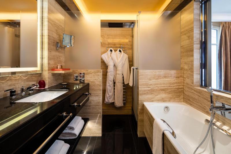 Classic Double Room with City View image 2