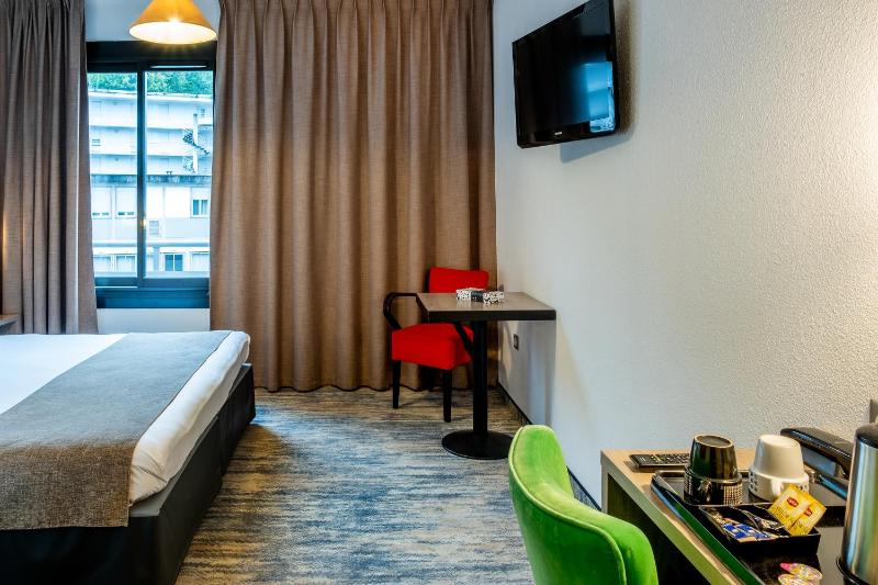 Standard Double Room image 3