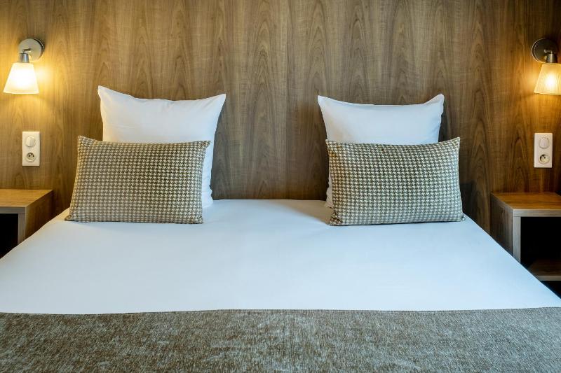 Standard Double Room image 4