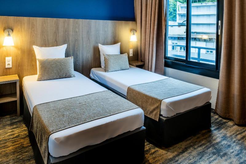 Standard Twin Room image 1