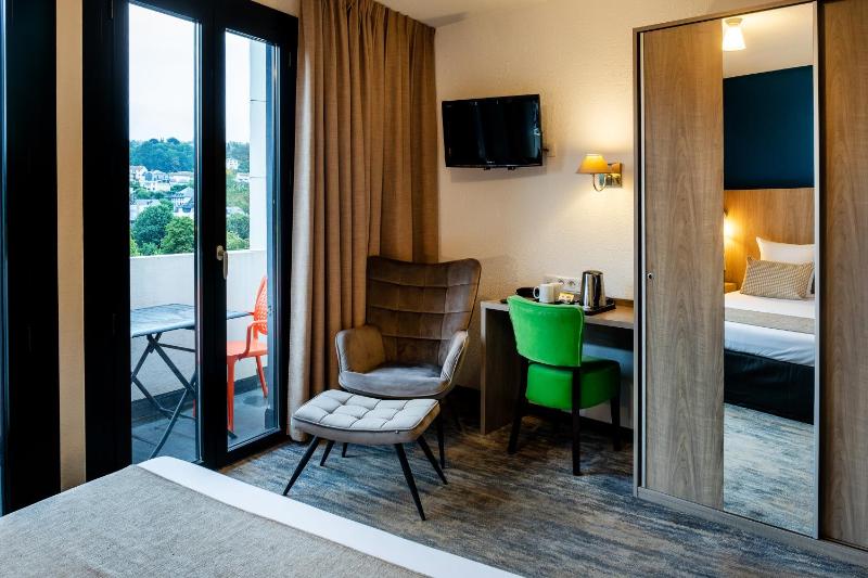 Double Room with Balcony image 4