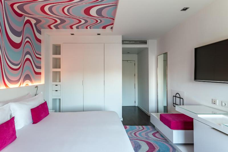 Double or Twin Room image 4