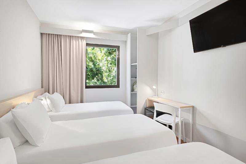 Basic Triple Room image 3