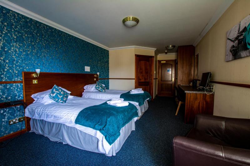 Twin Room with Private Bathroom image 3