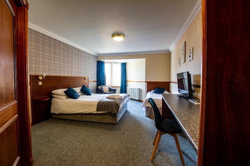 Twin Room with Private Bathroom image 2