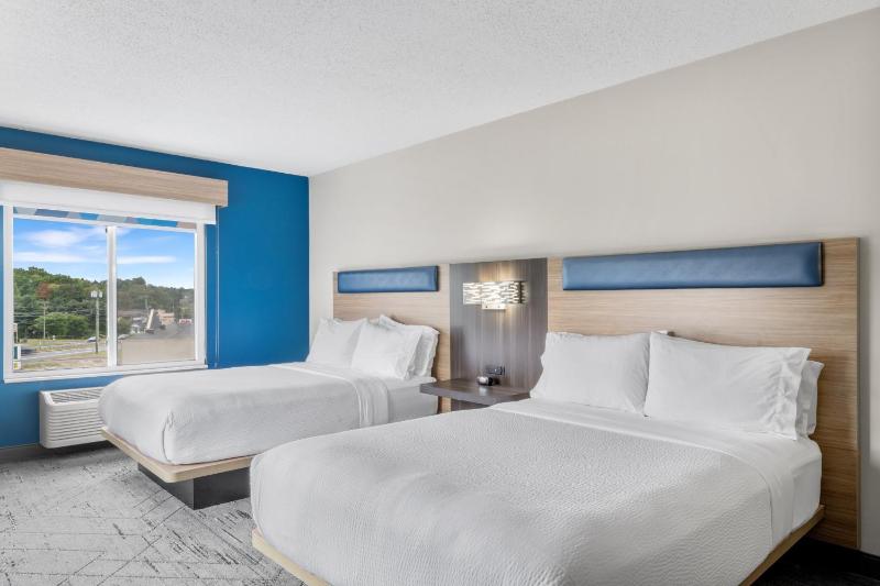 Standard Room with Two Queen Beds image 4