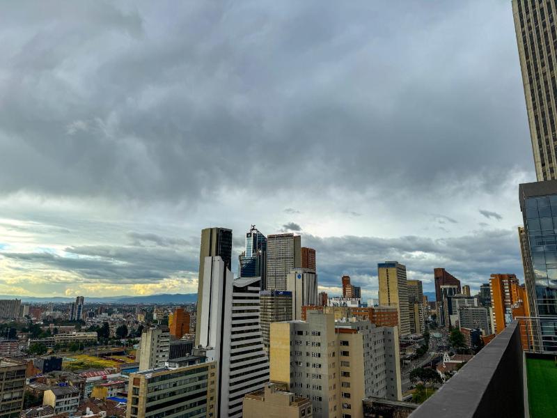ApartaSuite con la mejor vista en Centro Internacional Bogotá - image 2