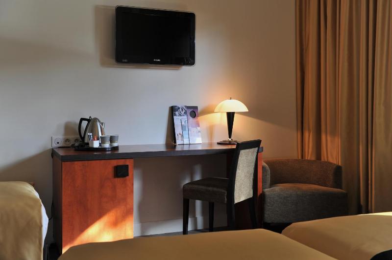 Standard Queen Room image 3