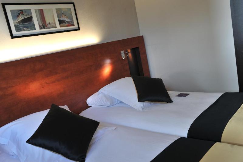 Standard Twin Room image 3