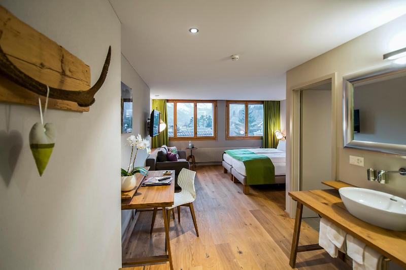 Deluxe Triple Room image 3