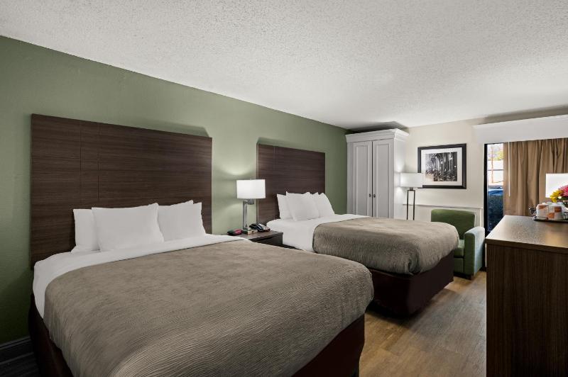 Queen Room with Two Queen Beds - Non-Smoking image 3