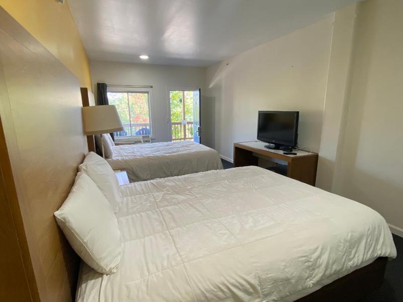 Queen Room with Two Queen Beds - Disability Access image 3