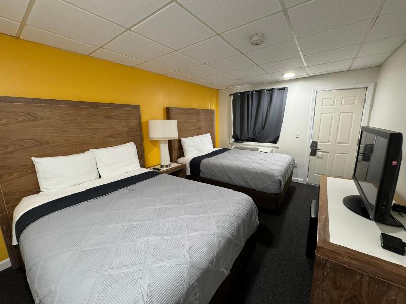 Queen Room with Two Queen Beds image 2