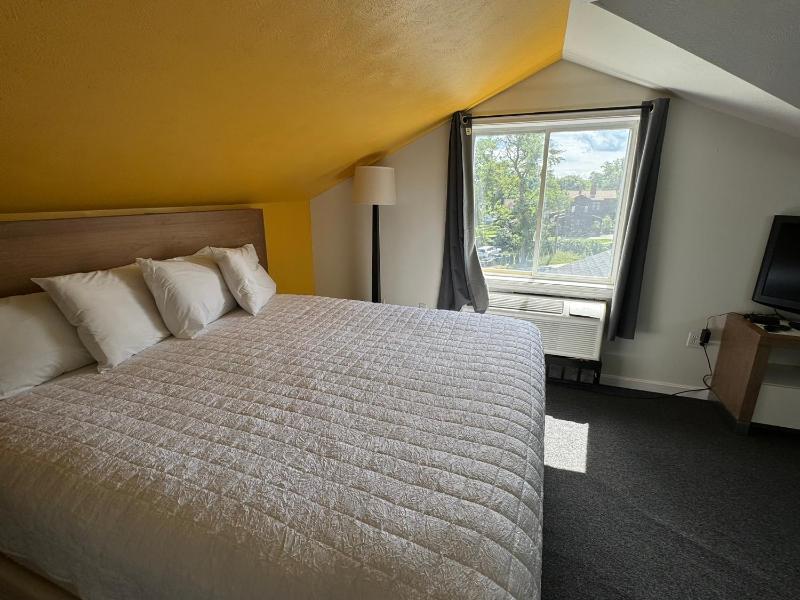 King Room with Lake View image 2