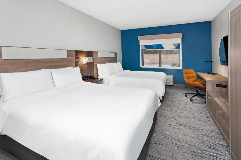 Standard Room with Two Queen Beds image 3