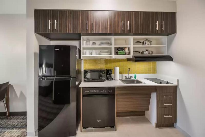 King Suite - Accessible/Non-Smoking image 3
