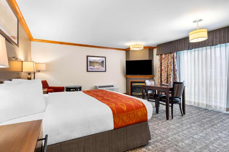 King Suite with Balcony image 3
