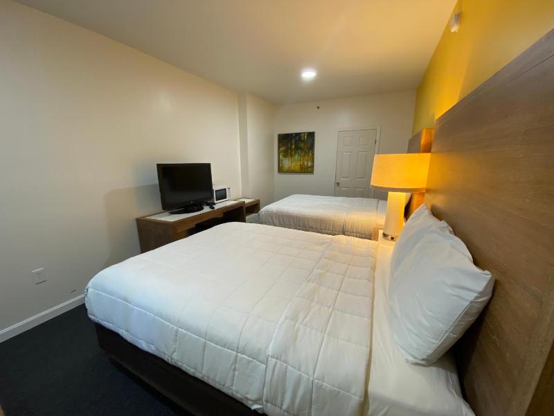 Queen Room with Two Queen Beds image 4