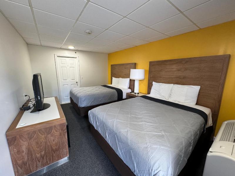 Queen Room with Two Queen Beds image 3