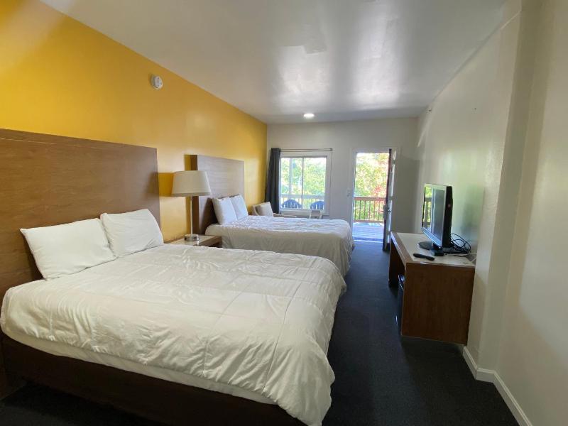 Queen Room with Two Queen Beds - Disability Access image 4