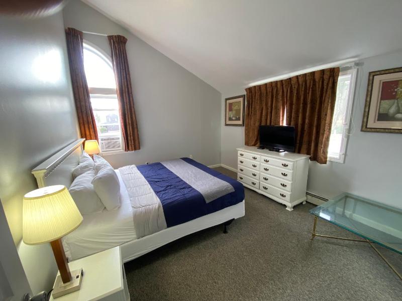 King Studio with Sofa Bed image 2