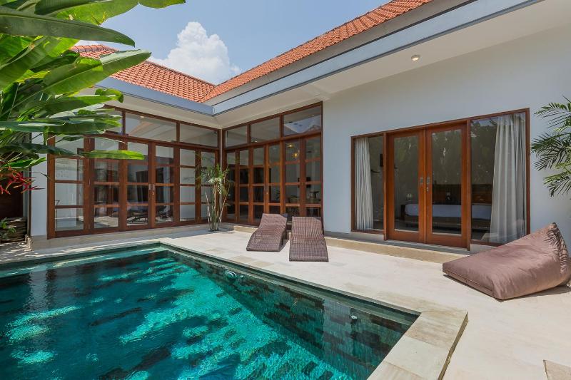 Brand New Central Canggu Private Villa - image 1