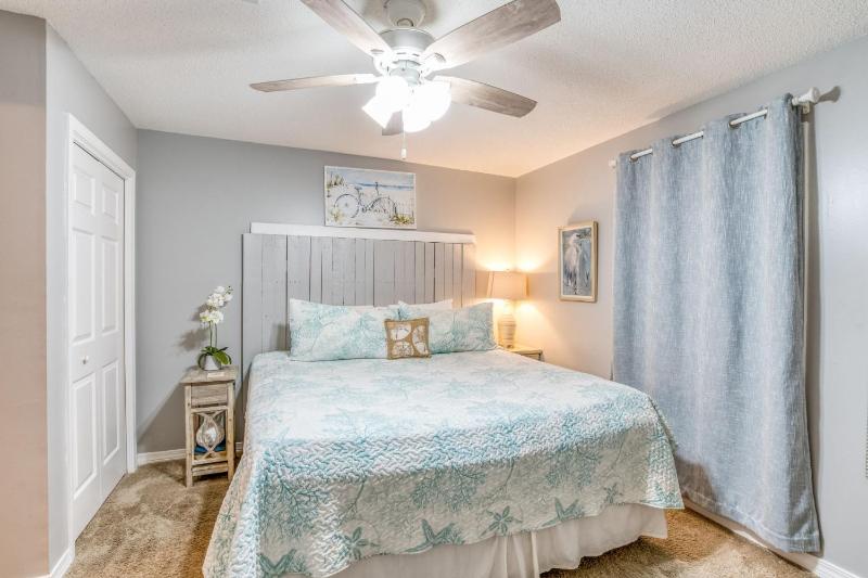 Sea-Esta - Easy Walk to the Beach + Balcony with Pool Views - image 9