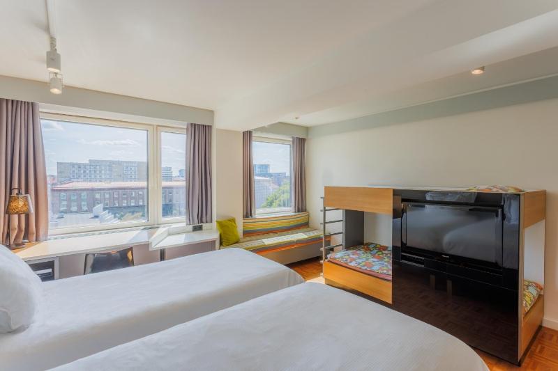 Standard Twin Room image 4