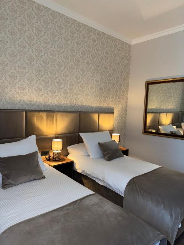 Superior Twin Room image 1