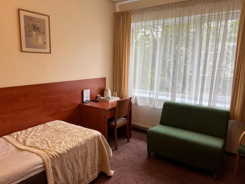 Classic Single Room image 4