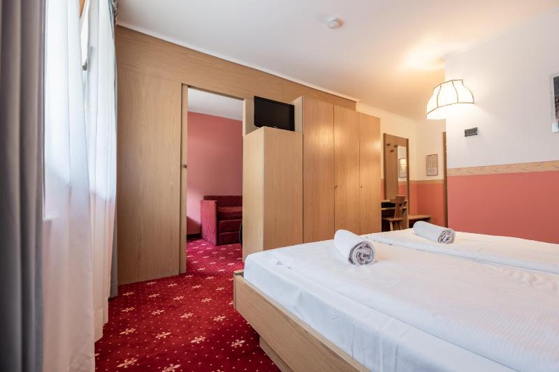 Quadruple Room image 1