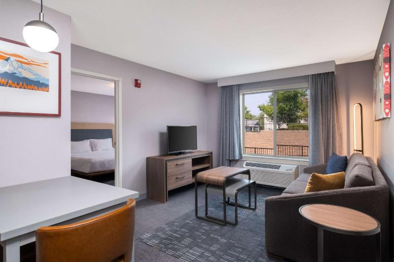 One-Bedroom Queen Suite with Two Queen Beds - Non-Smoking image 4