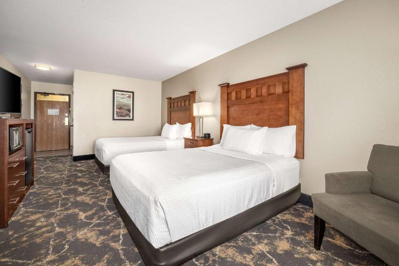 Deluxe Queen Room with Two Queen Beds image 3