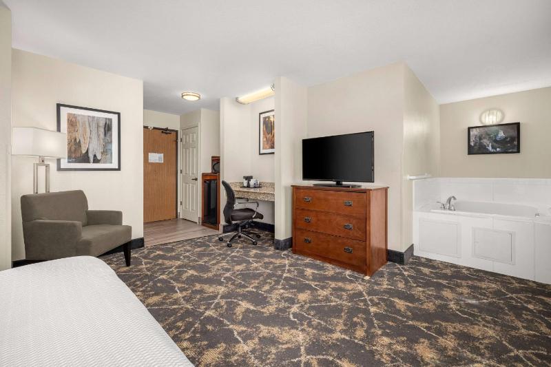 Deluxe Queen Room - Mobility Access/Non-Smoking image 2