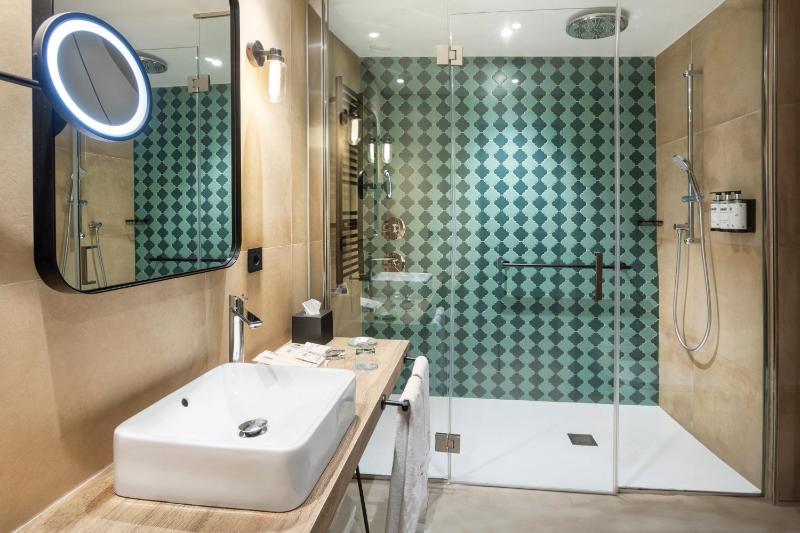 Deluxe Double or Twin Room with Spa Access image 2