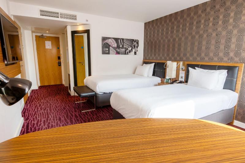 Standard Twin Room image 3