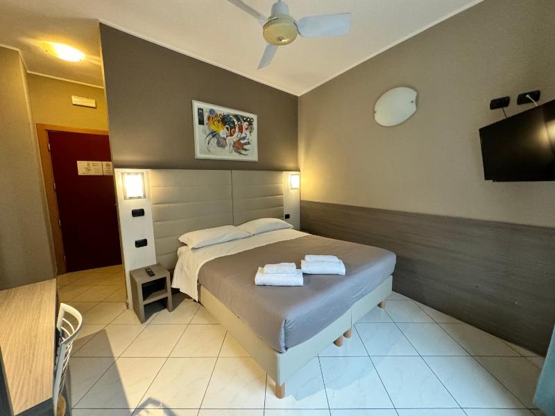 Double or Twin Room image 4