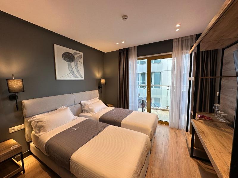 Superior Double or Twin Room with City View image 3