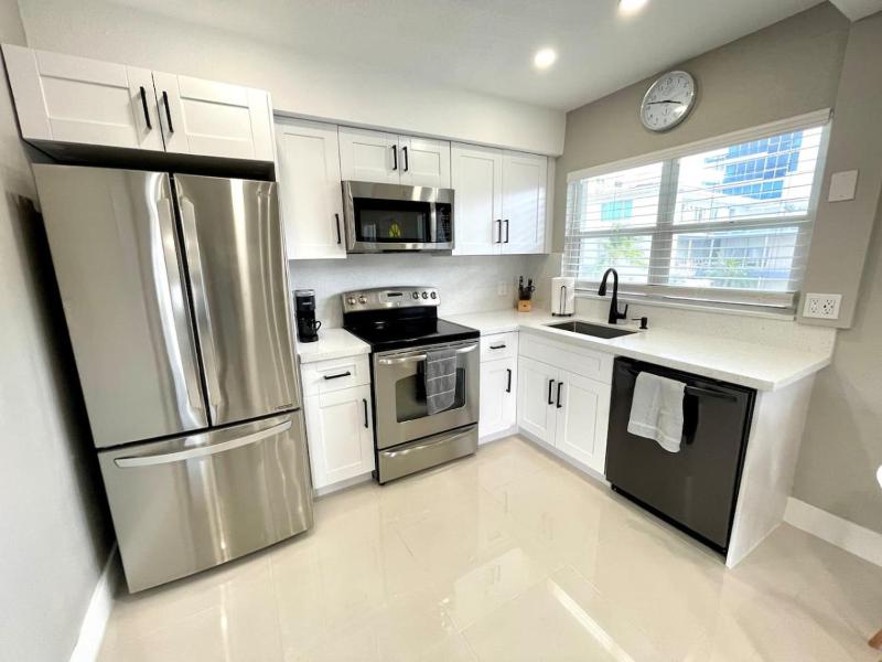 Renovated Intercoastal 2Bdrm 1 bath condo Walk to Beach - image 9