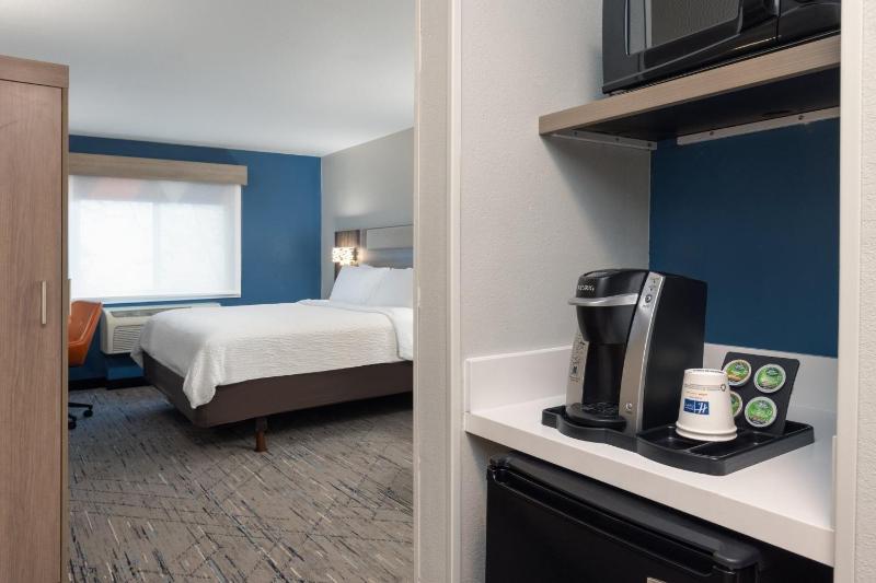 Standard King Room image 4