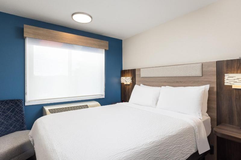 Standard King Room with King and Queen Bed image 3